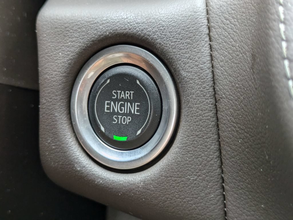 Used 2024 GMC Yukon SLT w/ SLT Luxury Package RWD image 30