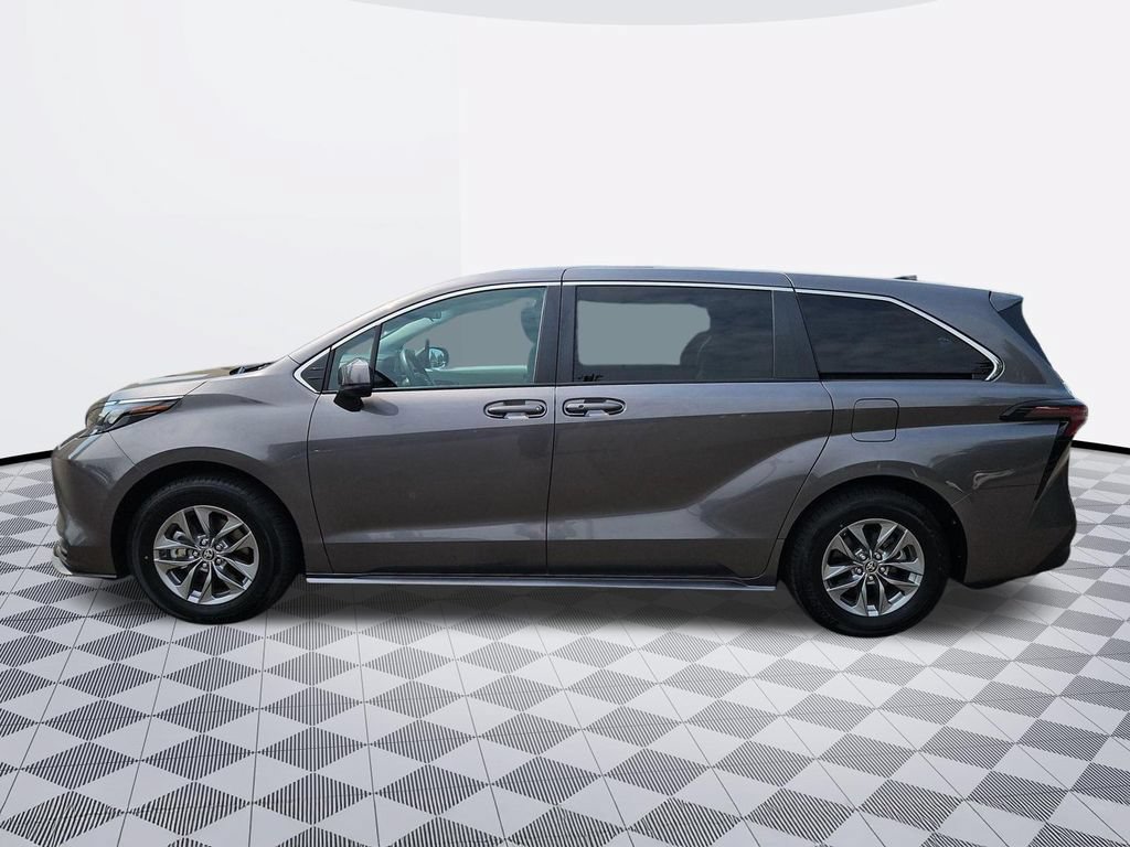 Used 2024 Toyota Sienna LE FWD image 3