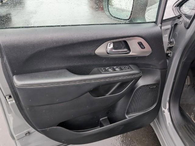 Used 2021 Chrysler Pacifica Limited w/ Uconnect Theater Family Group image 15