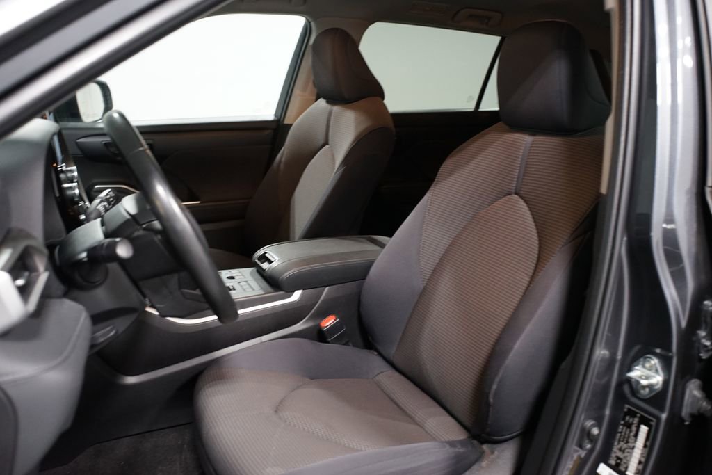 Used 2023 Toyota Highlander LE image 6