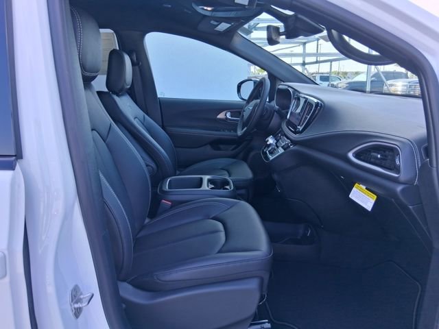 New 2026 Chrysler Pacifica Select w/ S Appearance Package image 24