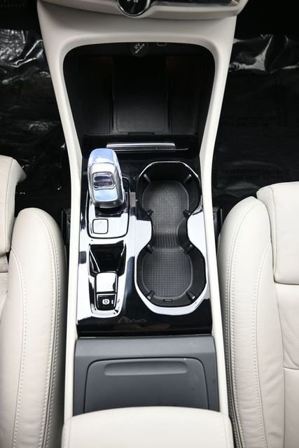 Used 2024 Volvo XC40 B5 Plus w/ Climate Package image 10