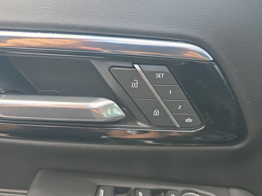 Used 2025 Chevrolet Tahoe High Country AWD/4WD image 29