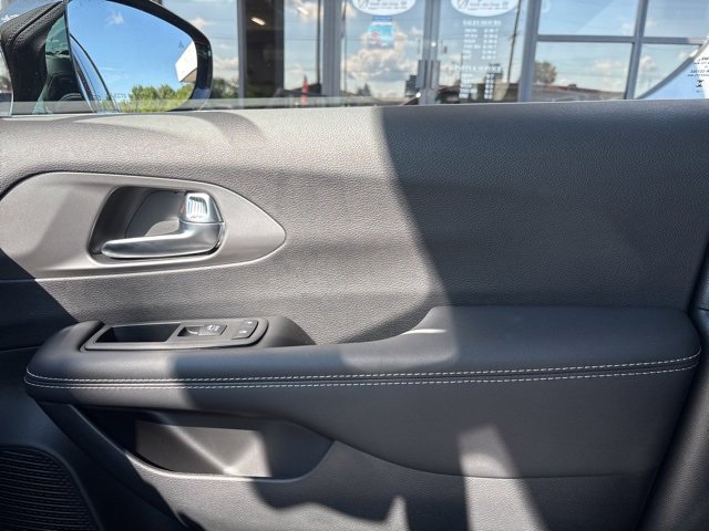 New 2025 Chrysler Pacifica Select w/ Uconnect Theater Family Group image 27