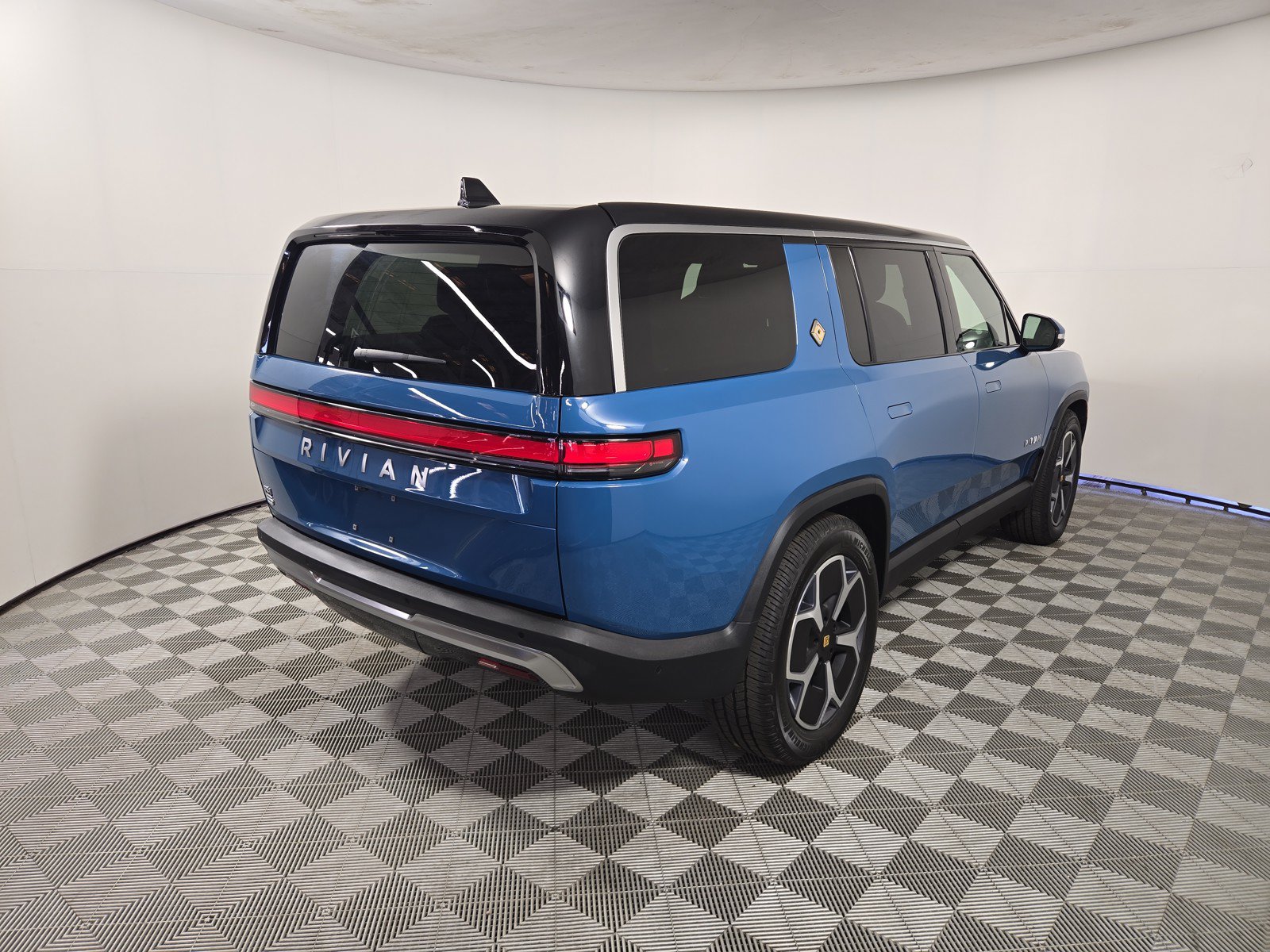 Used 2024 Rivian R1S Adventure AWD/4WD image 5