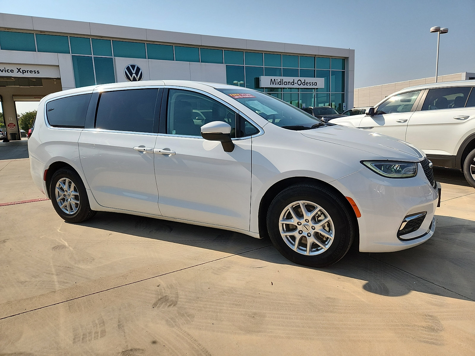 Used 2023 Chrysler Pacifica Touring-L FWD image 6