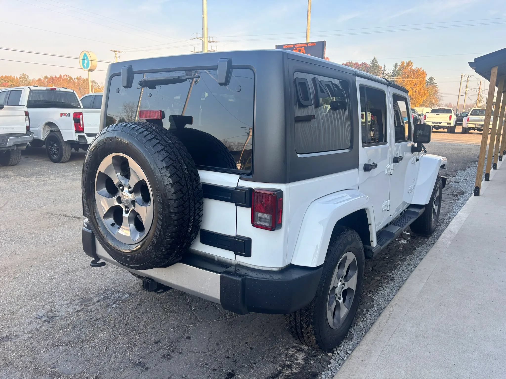 Used 2017 Jeep Wrangler Unlimited Sahara w/ Max Tow Package AWD/4WD image 6