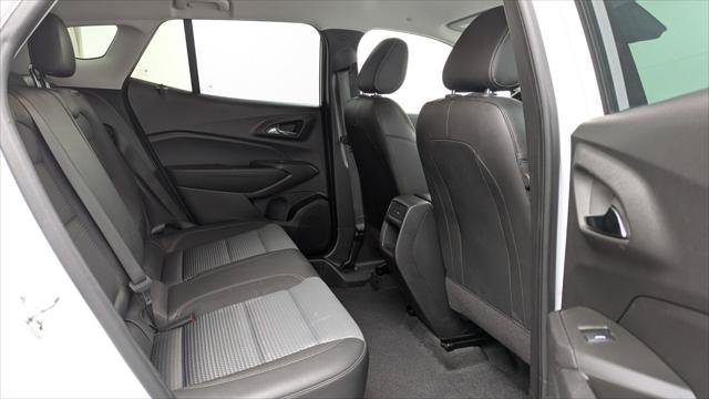 Used 2025 Chevrolet Trax LT w/ LT Convenience Package FWD image 18