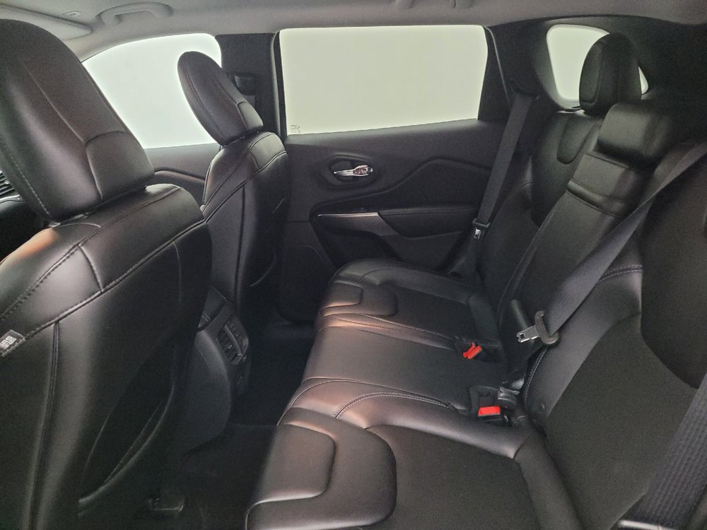 Used 2019 Jeep Cherokee Latitude Plus w/ Cold Weather Group AWD/4WD image 18