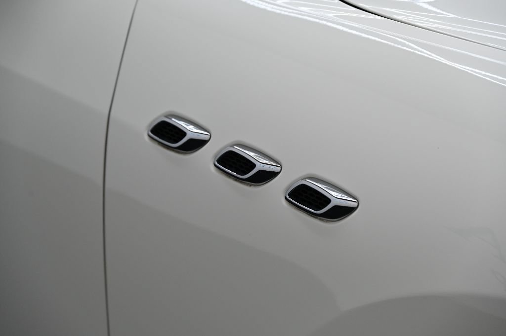 Used 2021 Maserati Levante AWD/4WD image 12