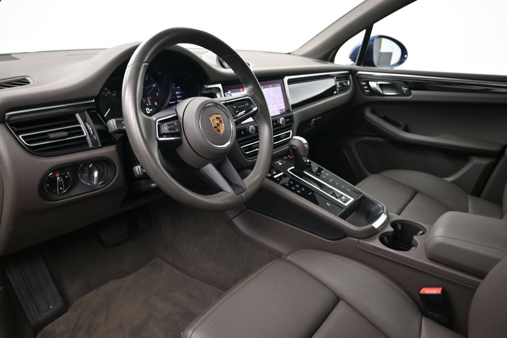 Certified 2023 Porsche Macan AWD/4WD image 4