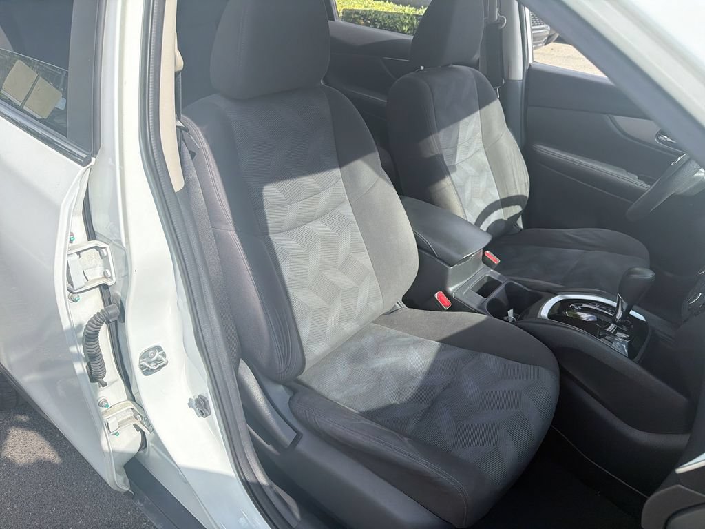 Used 2016 Nissan Rogue SV FWD image 24