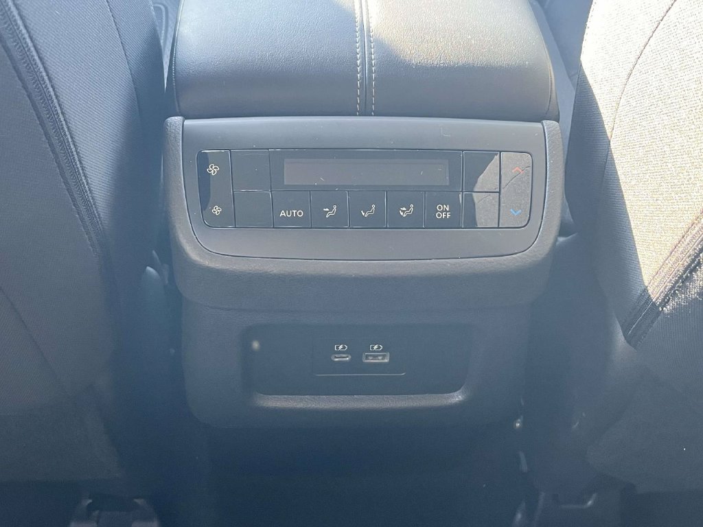 Used 2025 Nissan Pathfinder SV FWD image 11