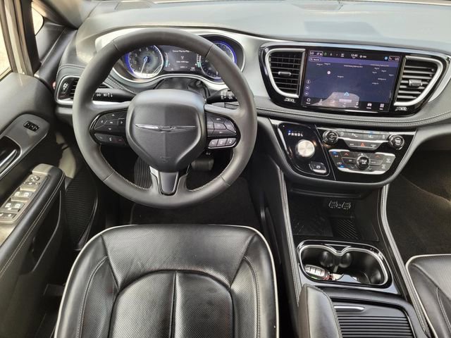 Used 2025 Chrysler Pacifica Limited image 12