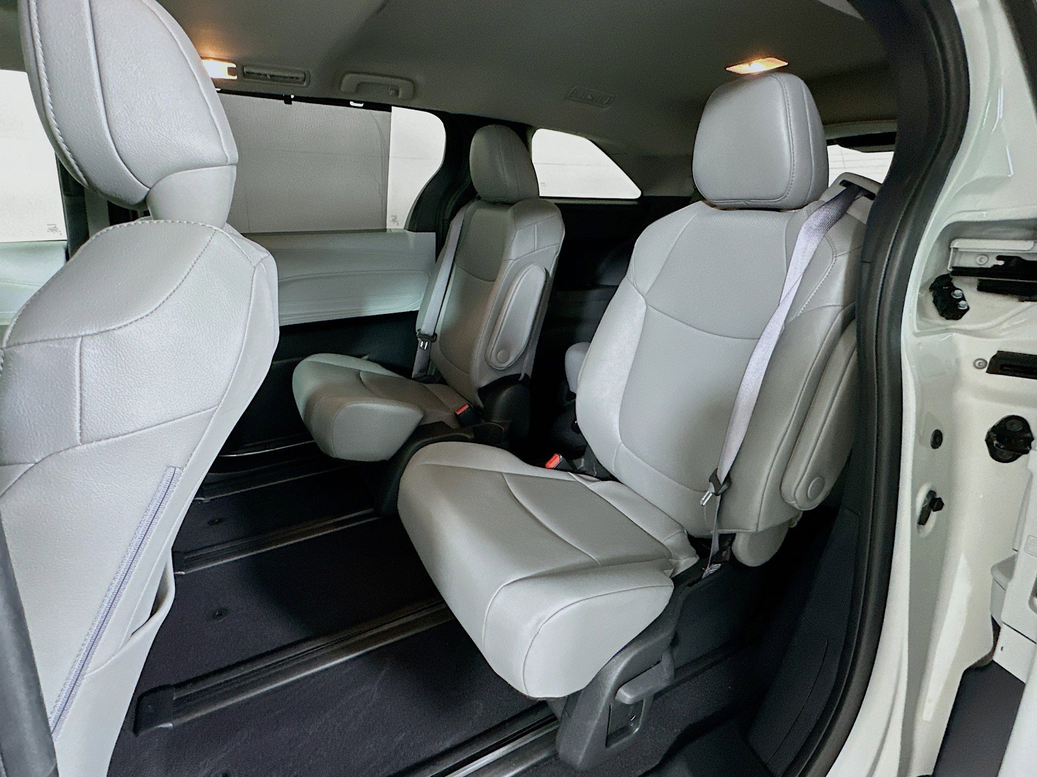 Used 2025 Toyota Sienna XLE FWD image 25