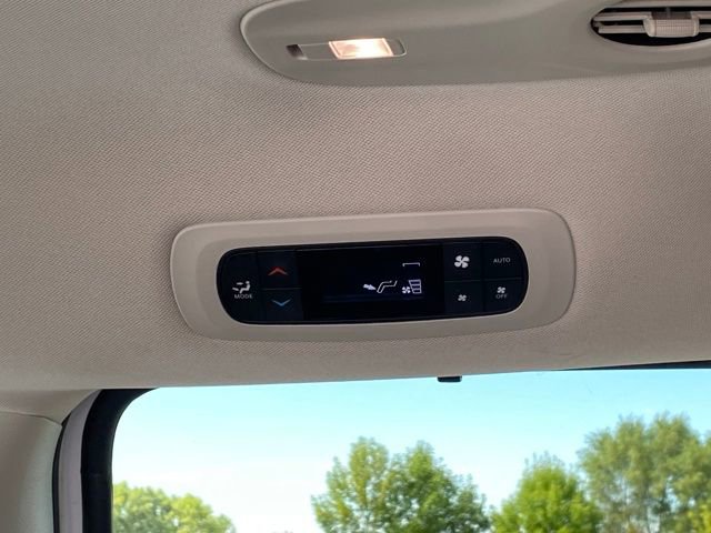 Used 2024 Chrysler Pacifica Touring-L image 18