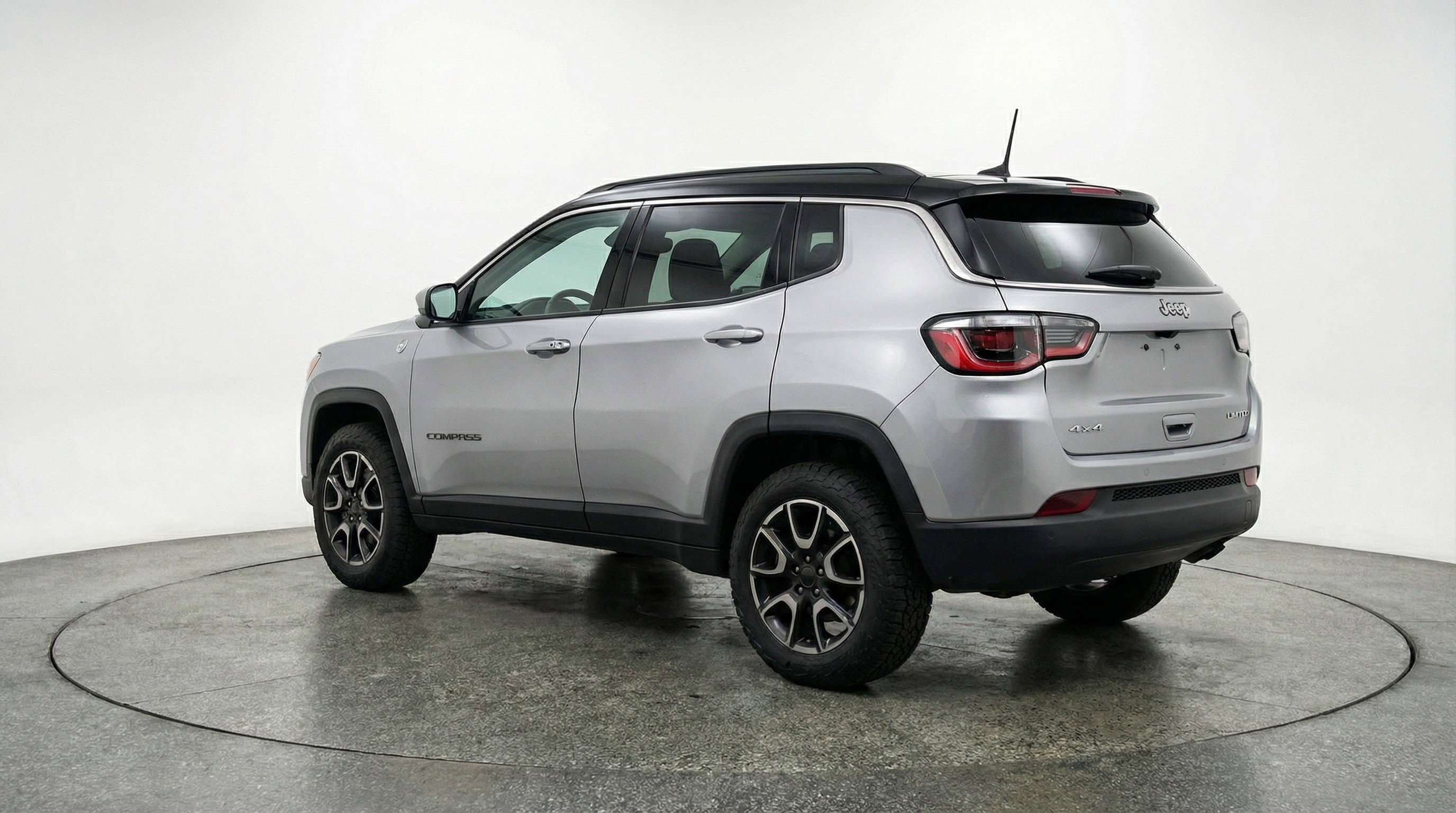Used 2025 Jeep Compass Trailhawk image 6