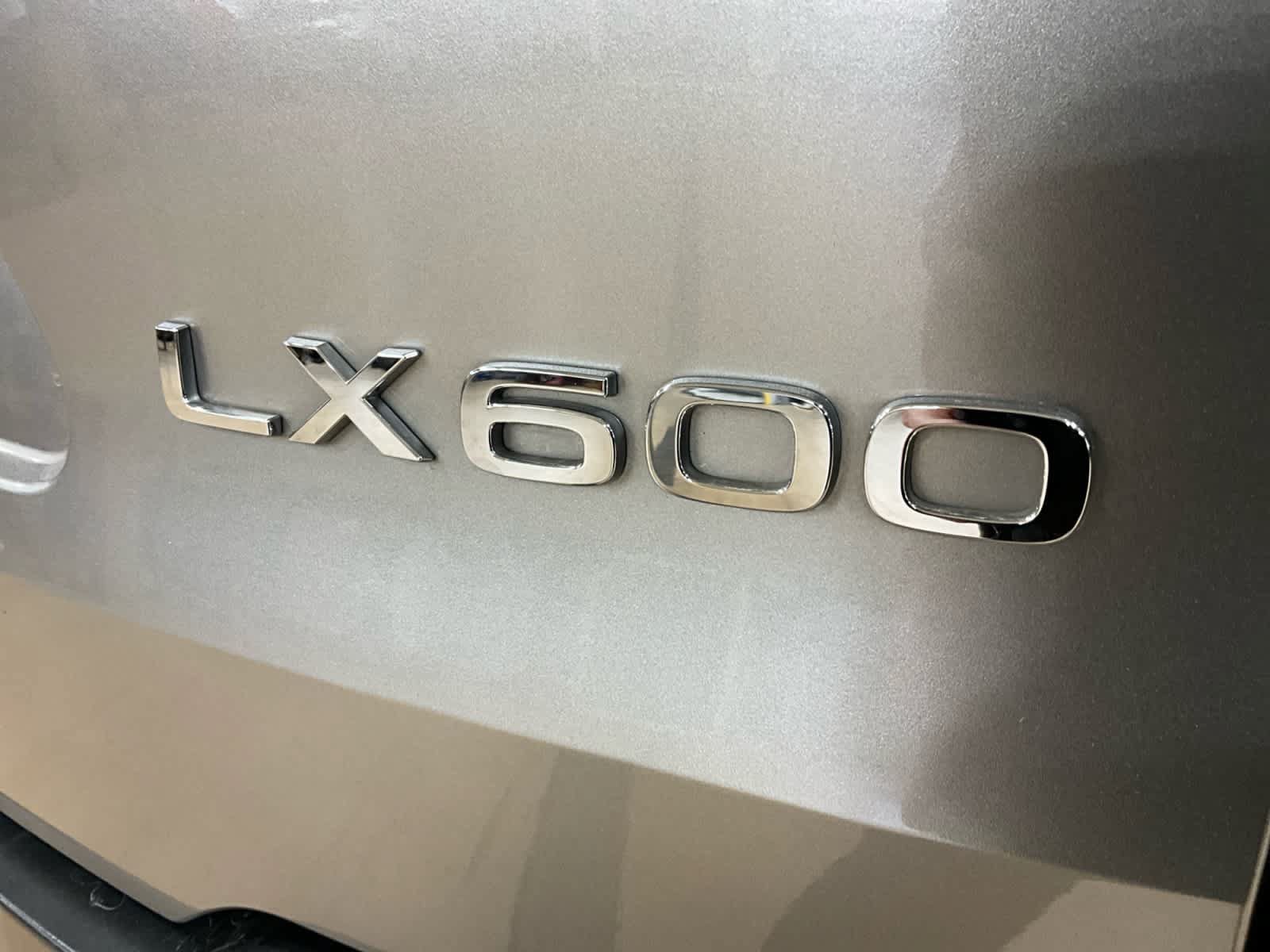 Used 2022 Lexus LX 600 4WD w/ Luxury Package image 28
