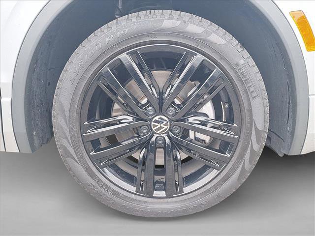 Used 2022 Volkswagen Tiguan SE R-Line image 21