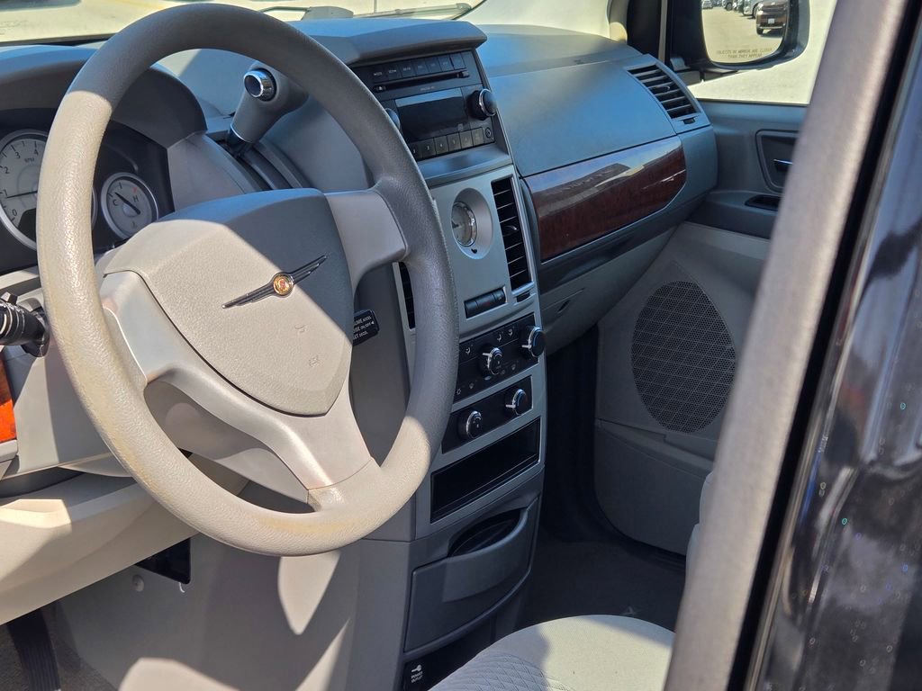 Used 2009 Chrysler Town & Country LX image 28