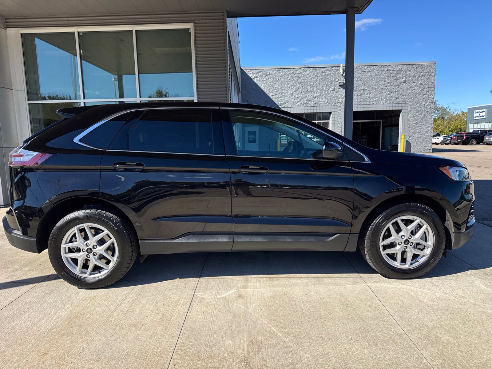 Certified 2024 Ford Edge SEL w/ Convenience Package AWD/4WD image 9