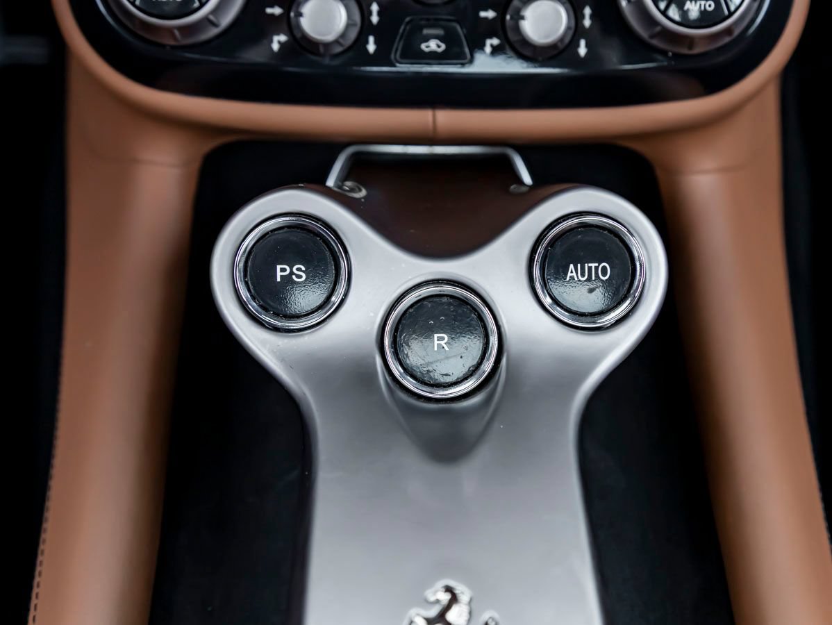 Used 2010 Ferrari California RWD image 27