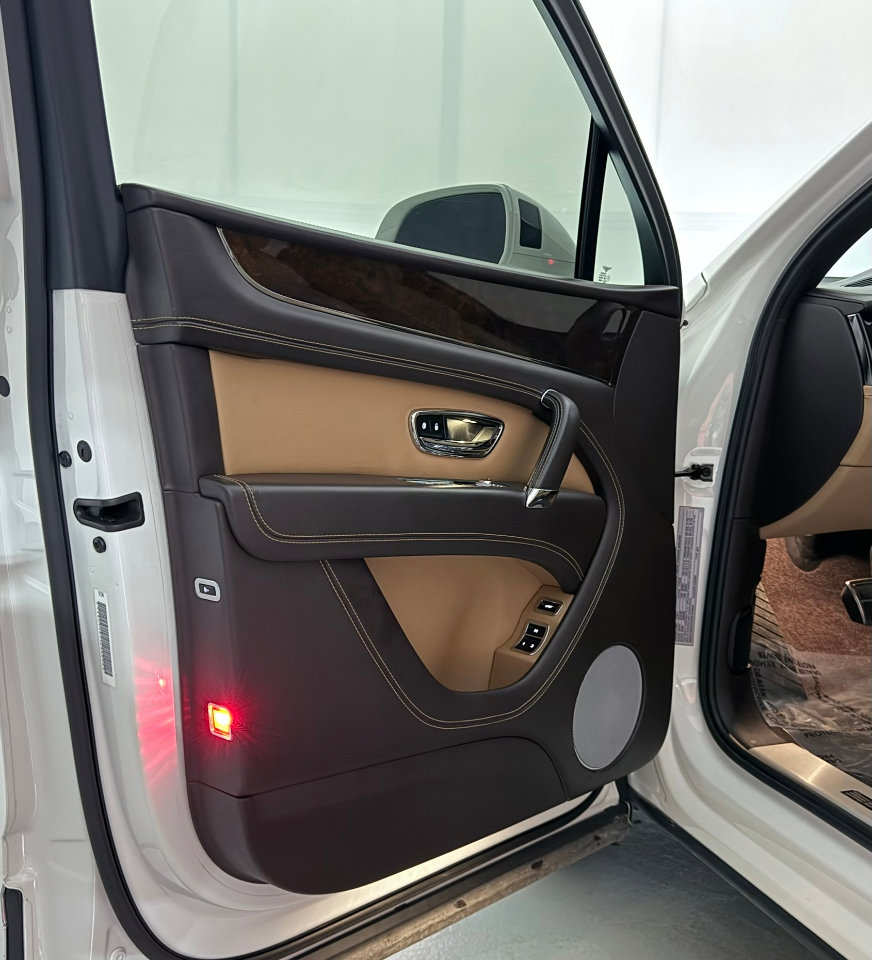 Used 2018 Bentley Bentayga image 17