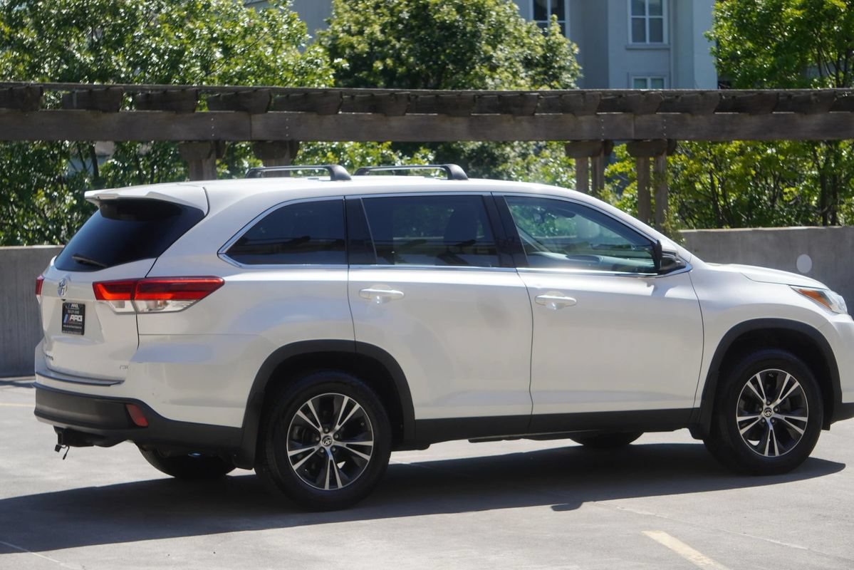Used 2019 Toyota Highlander LE AWD/4WD image 28