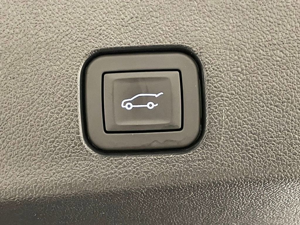 Used 2025 GMC Acadia Elevation image 13