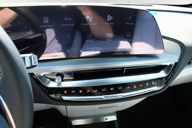 New 2025 Cadillac Lyriq Luxury image 26