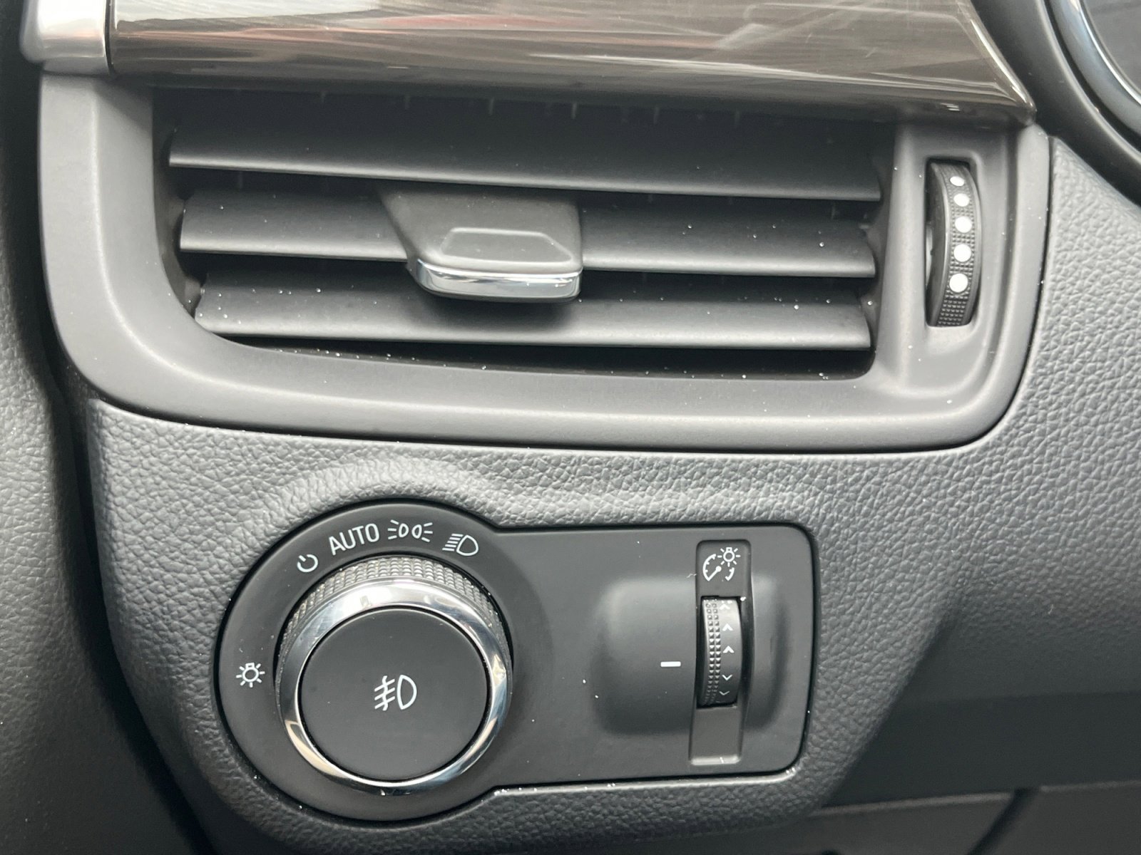 Used 2019 Buick Envision Essence FWD image 23