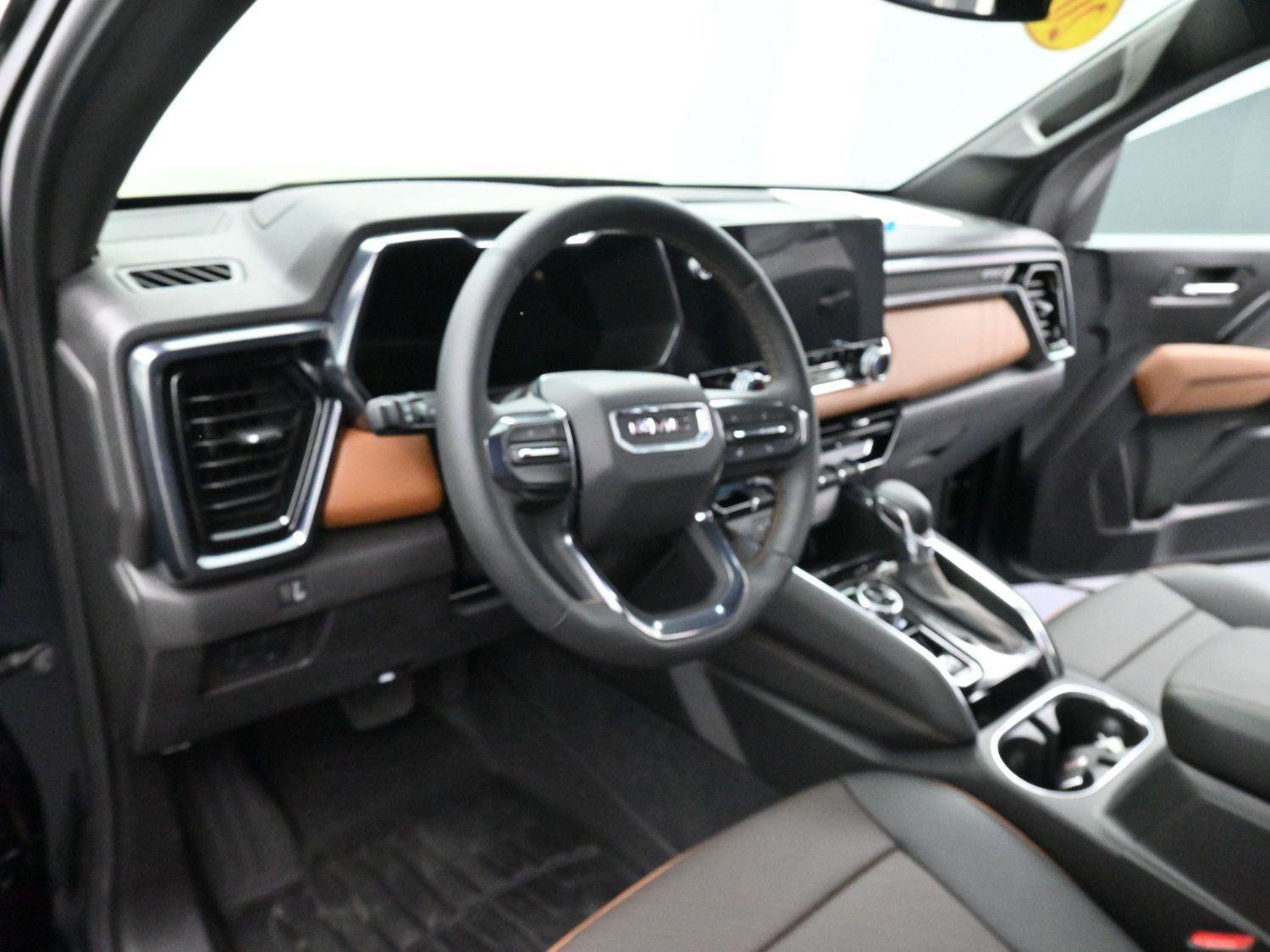 Used 2025 GMC Canyon AT4 w/ Technology Plus Package AWD/4WD image 15