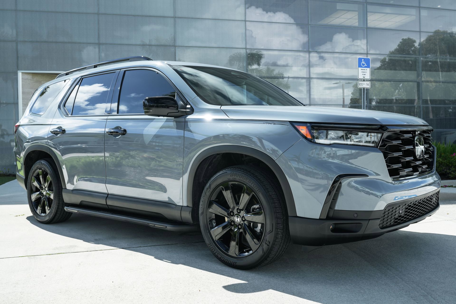 Used 2025 Honda Pilot Black Edition image 2