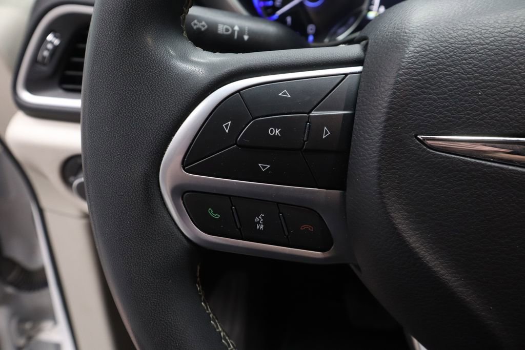 Used 2022 Chrysler Pacifica Touring-L image 28