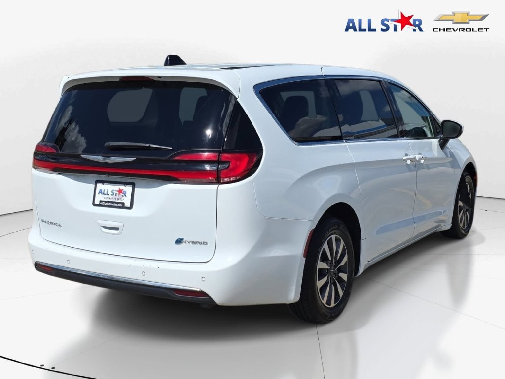 Used 2023 Chrysler Pacifica Touring-L FWD image 3