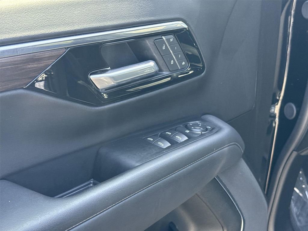 Used 2025 Chevrolet Suburban Z71 AWD/4WD image 22