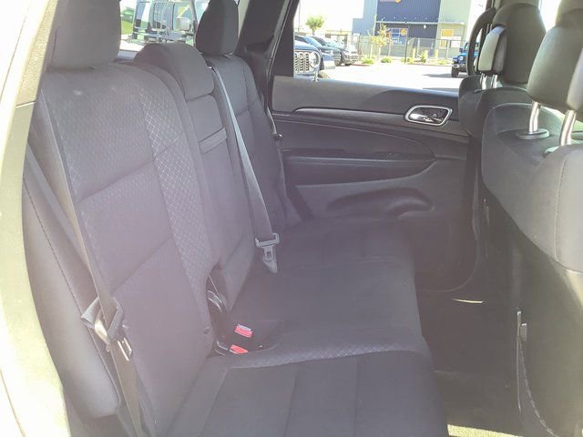 Used 2018 Jeep Grand Cherokee Laredo RWD image 33