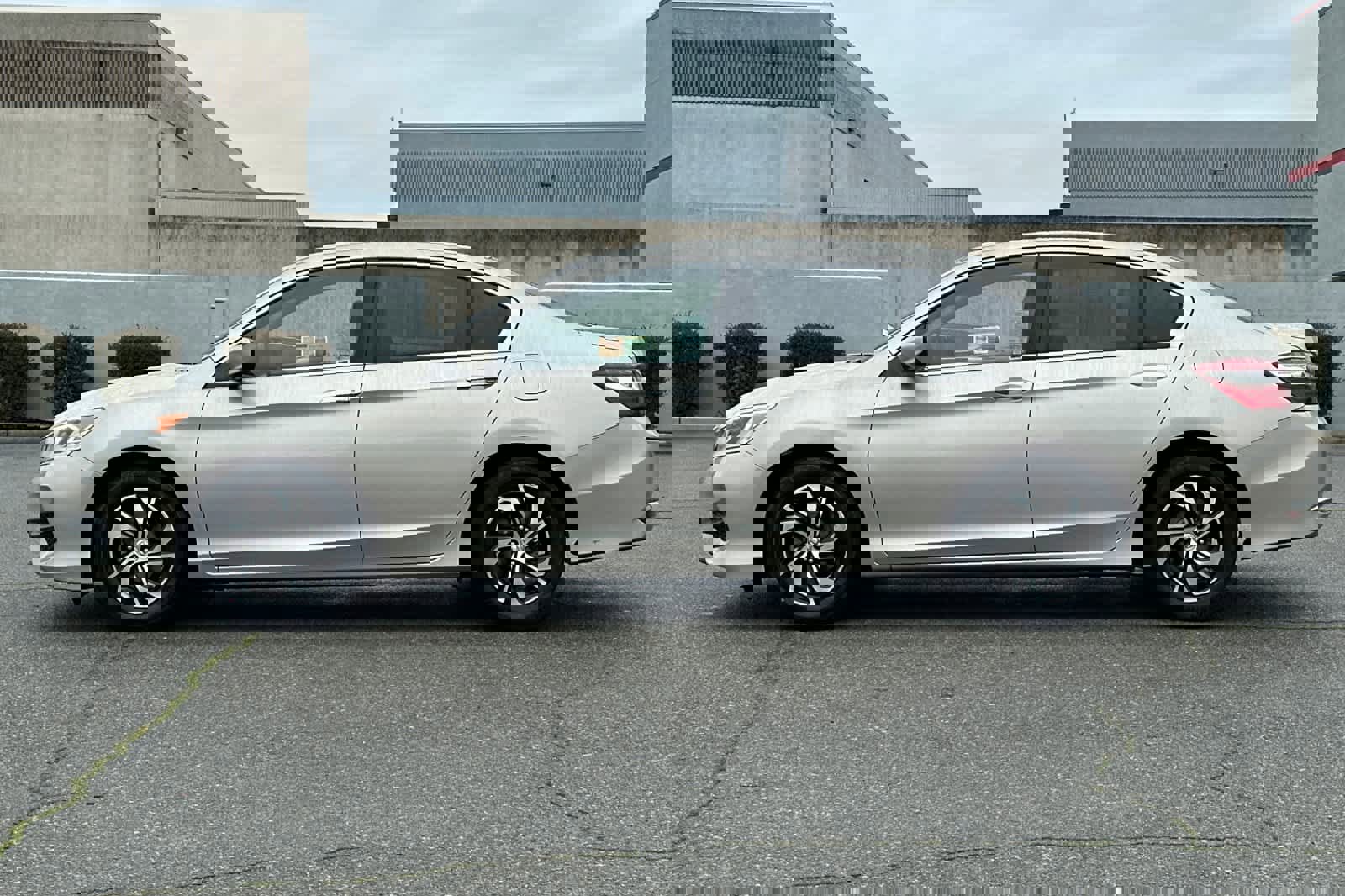 Used 2017 Honda Accord LX image 9