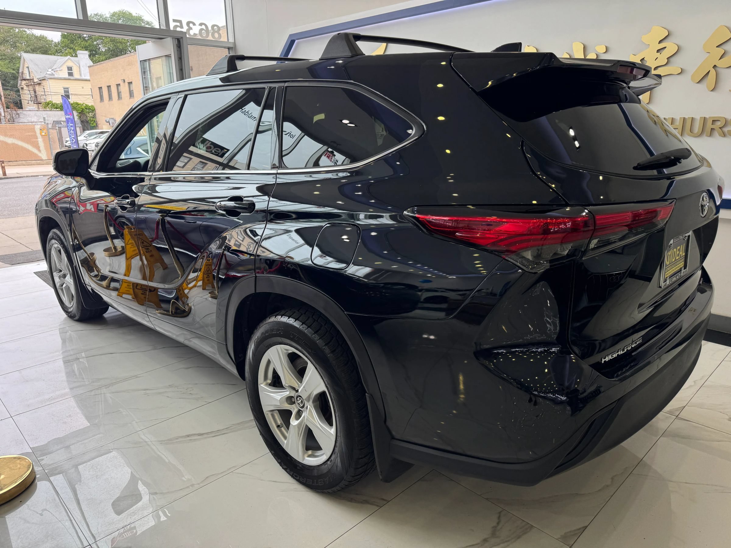 Used 2022 Toyota Highlander L AWD/4WD image 5