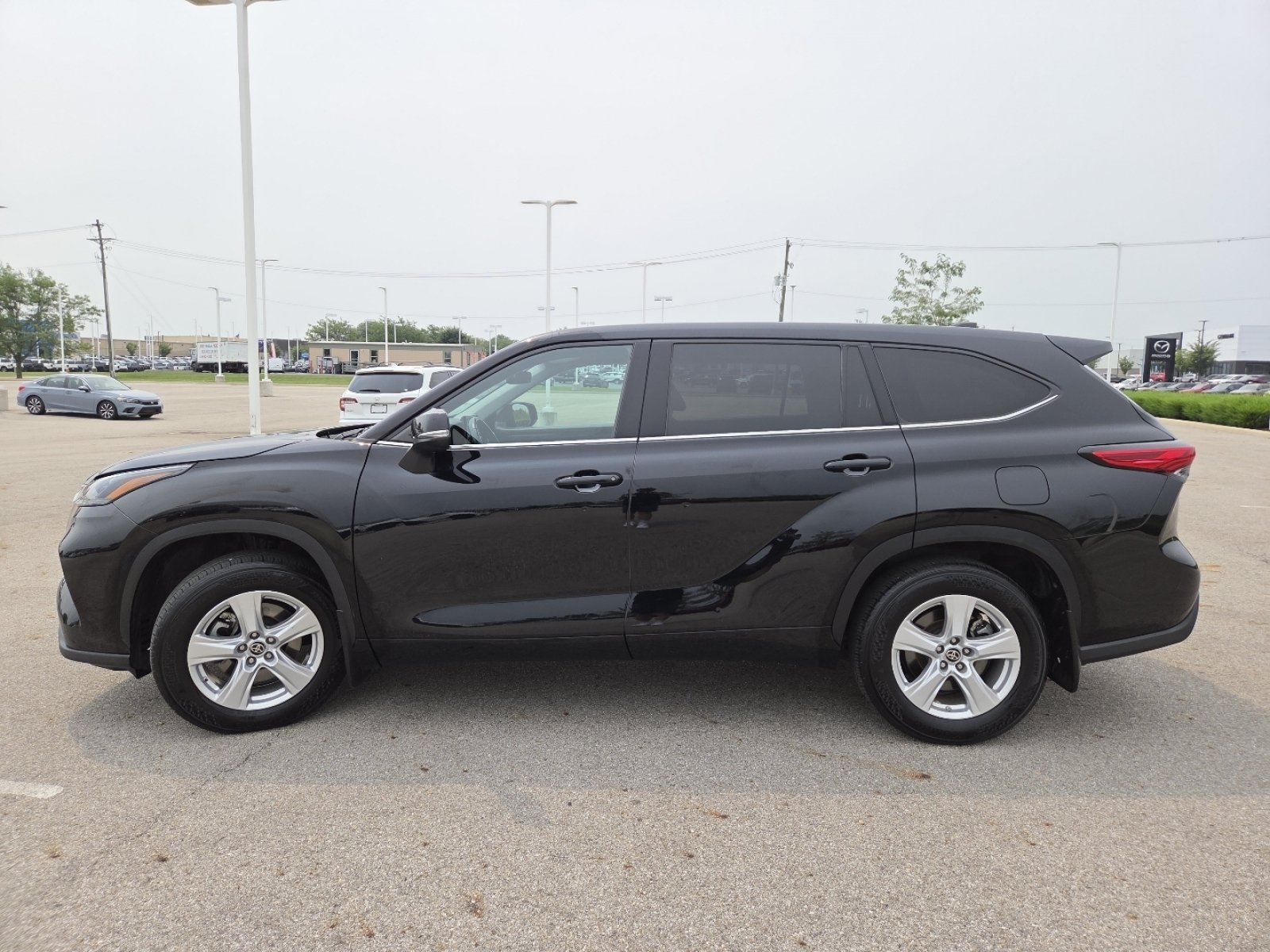 Used 2022 Toyota Highlander LE AWD/4WD image 13