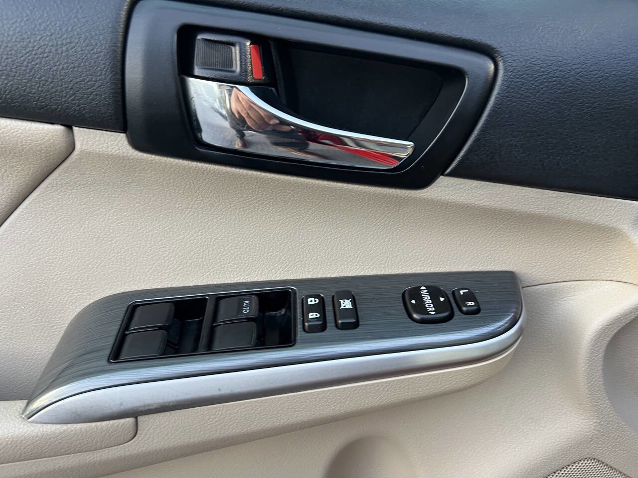 Used 2012 Toyota Camry XLE w/ Leather Pkg FWD image 4