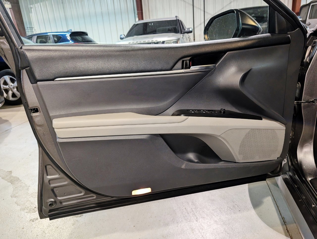 Used 2018 Toyota Camry LE image 12