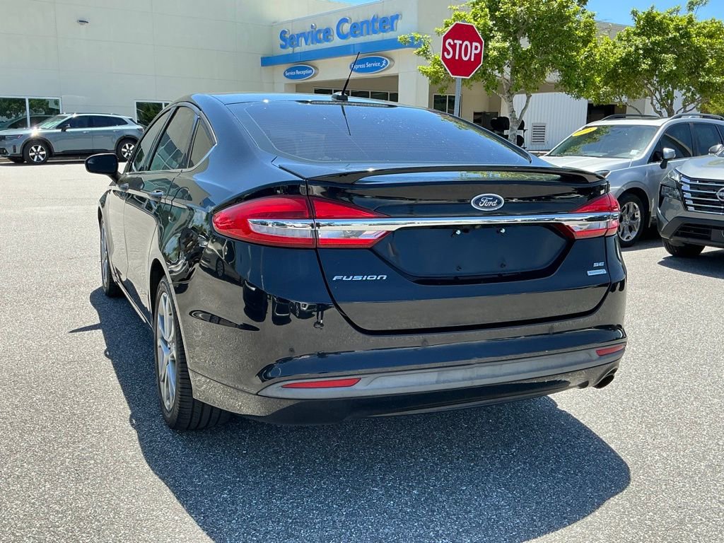 Used 2017 Ford Fusion SE w/ Equipment Group 201A FWD image 4