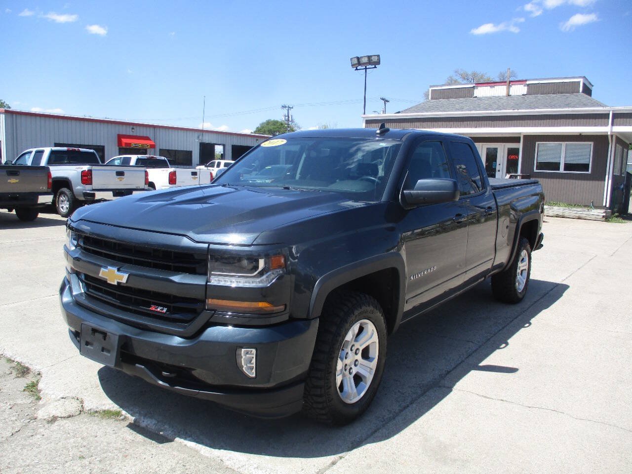 Used 2017 Chevrolet Silverado 1500 LT w/ All Star Edition AWD/4WD image 4