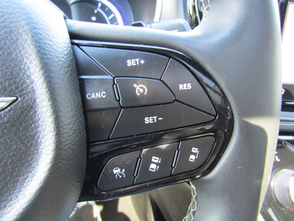 Used 2022 Chrysler Pacifica Limited w/ Uconnect Theater Family Group FWD image 32