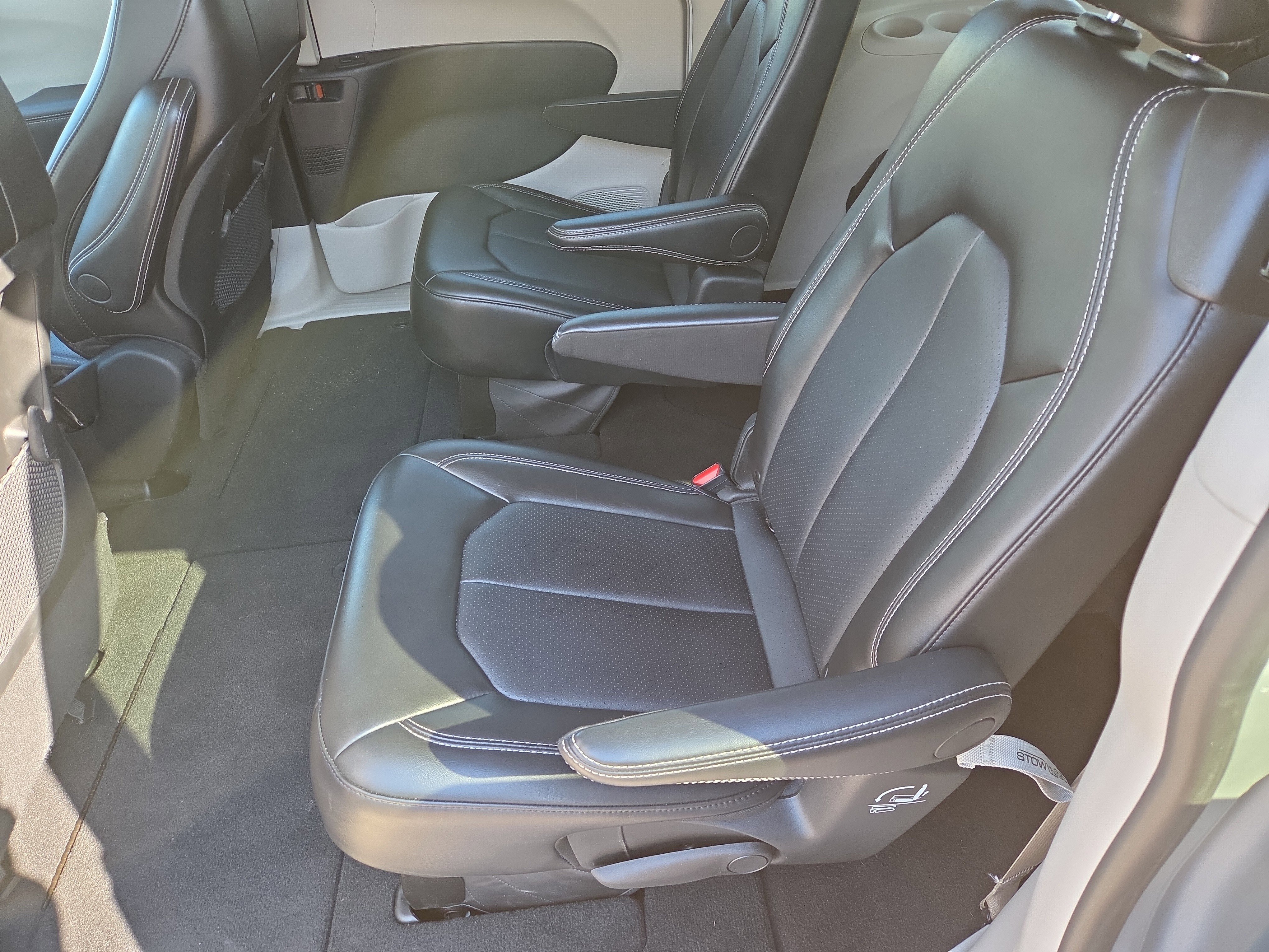 Used 2024 Chrysler Pacifica Touring-L image 7