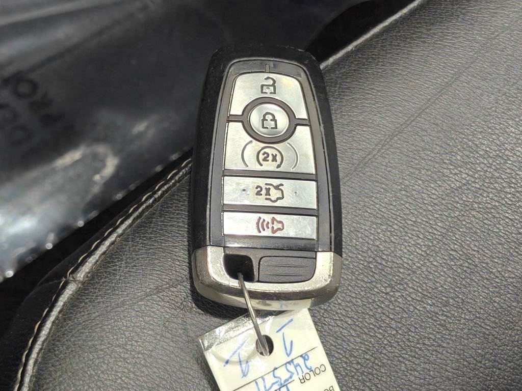 Used 2018 Ford Fusion SE w/ Fusion SE Technology Package FWD image 14