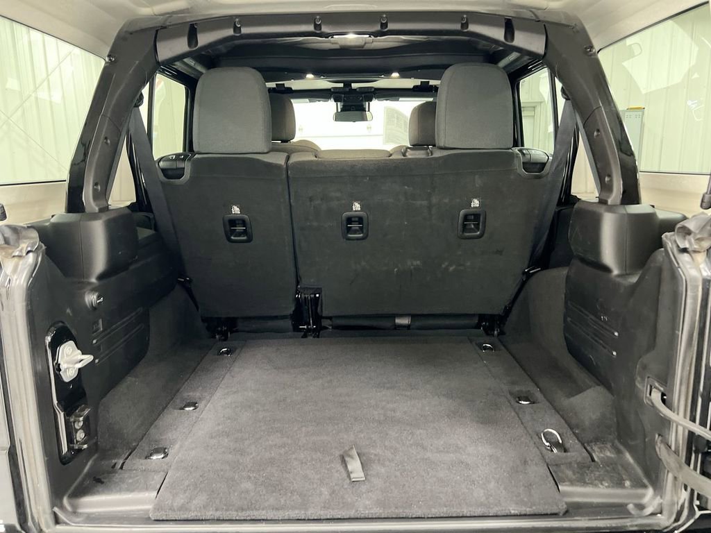 Used 2025 Jeep Wrangler Sahara image 23