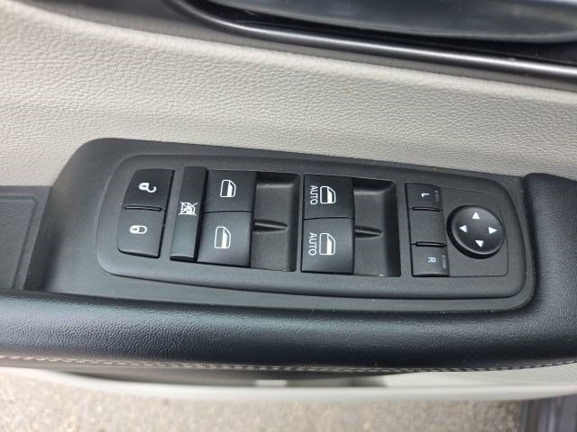Used 2023 Chrysler Pacifica Touring-L FWD image 12