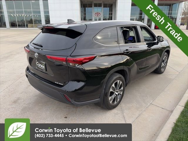 Used 2023 Toyota Highlander XLE AWD/4WD image 3